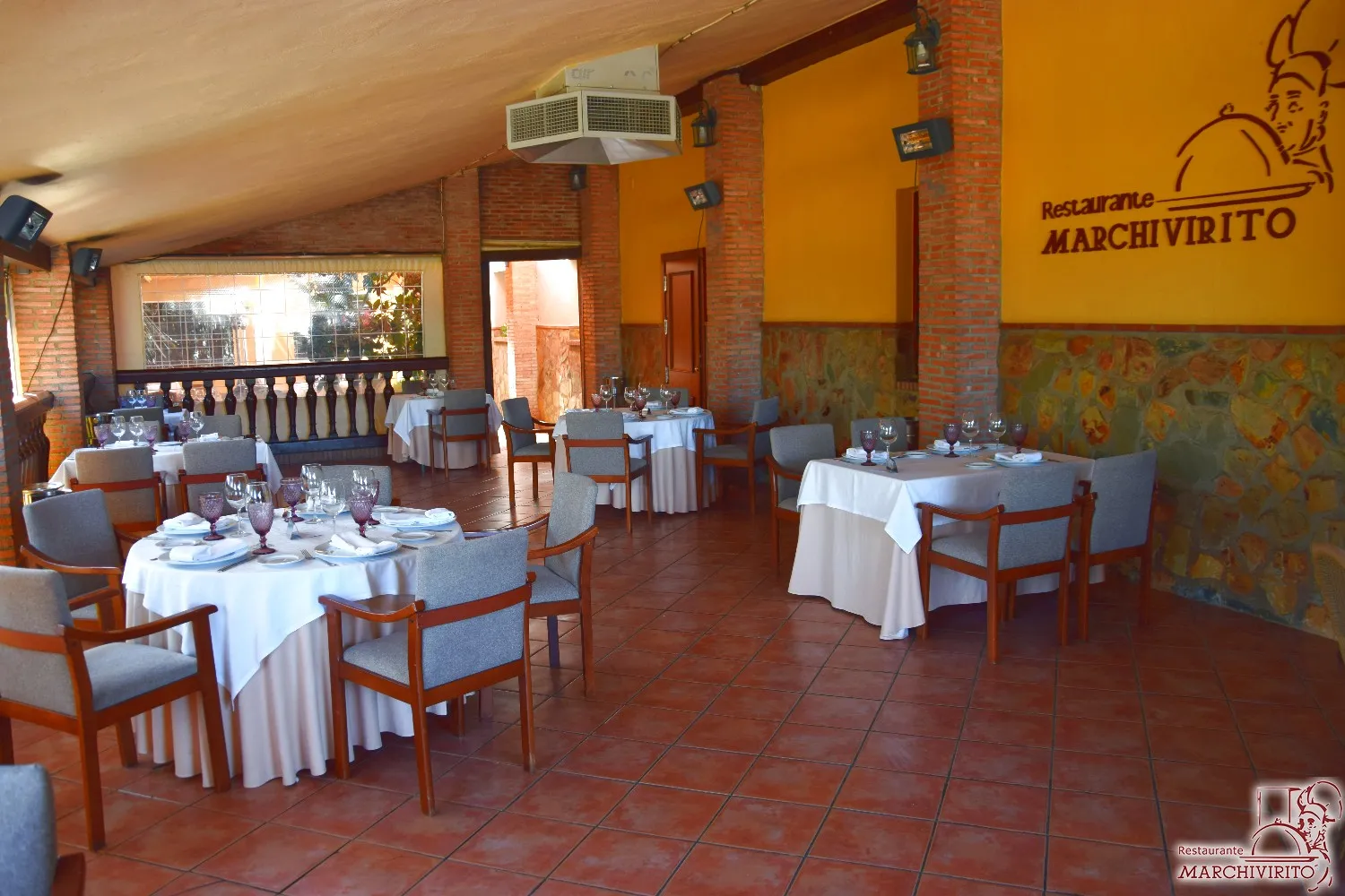 Comedor principal de Marchivirito con mesas preparadas