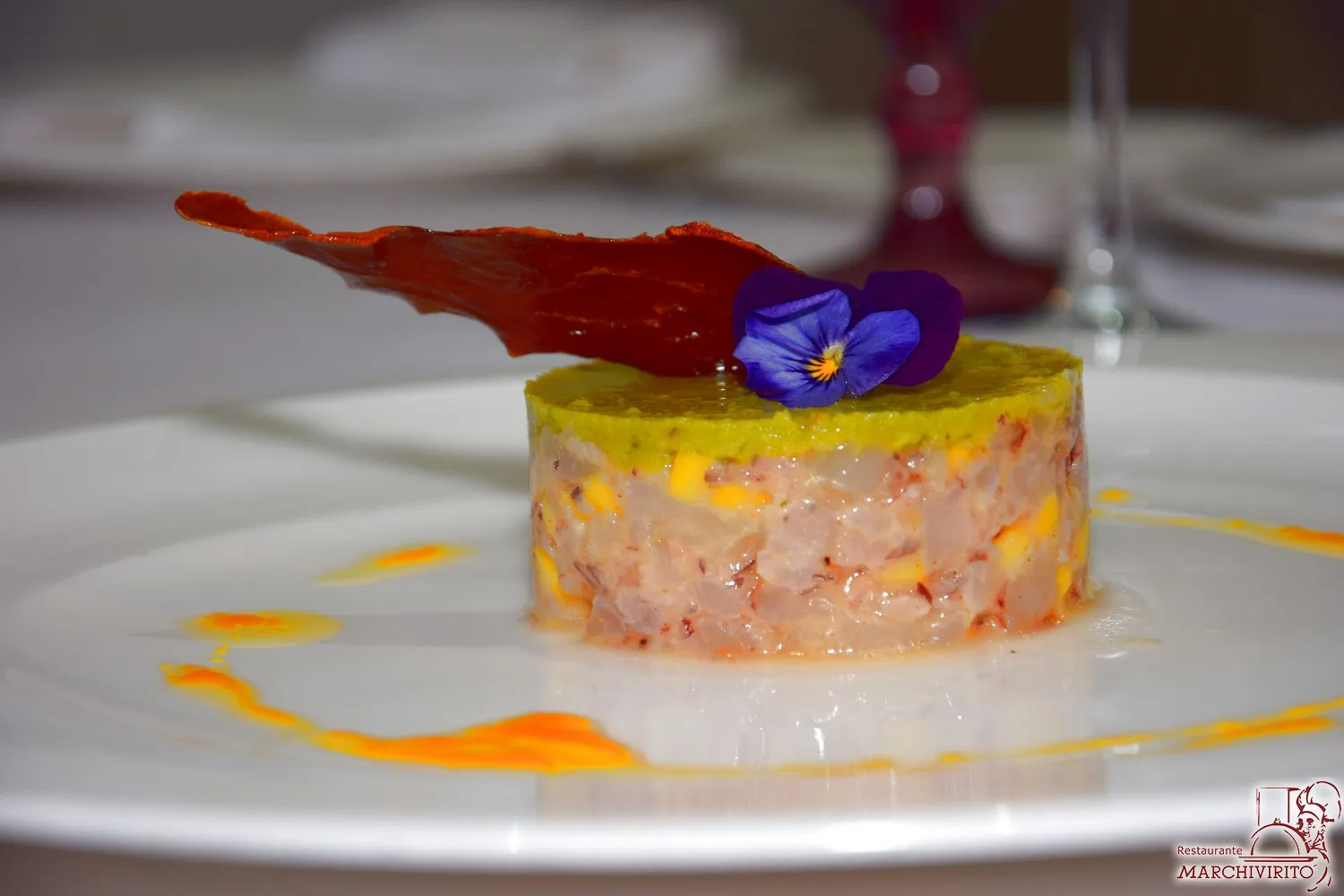 Tartar de atun rojo emplatado con flor comestible