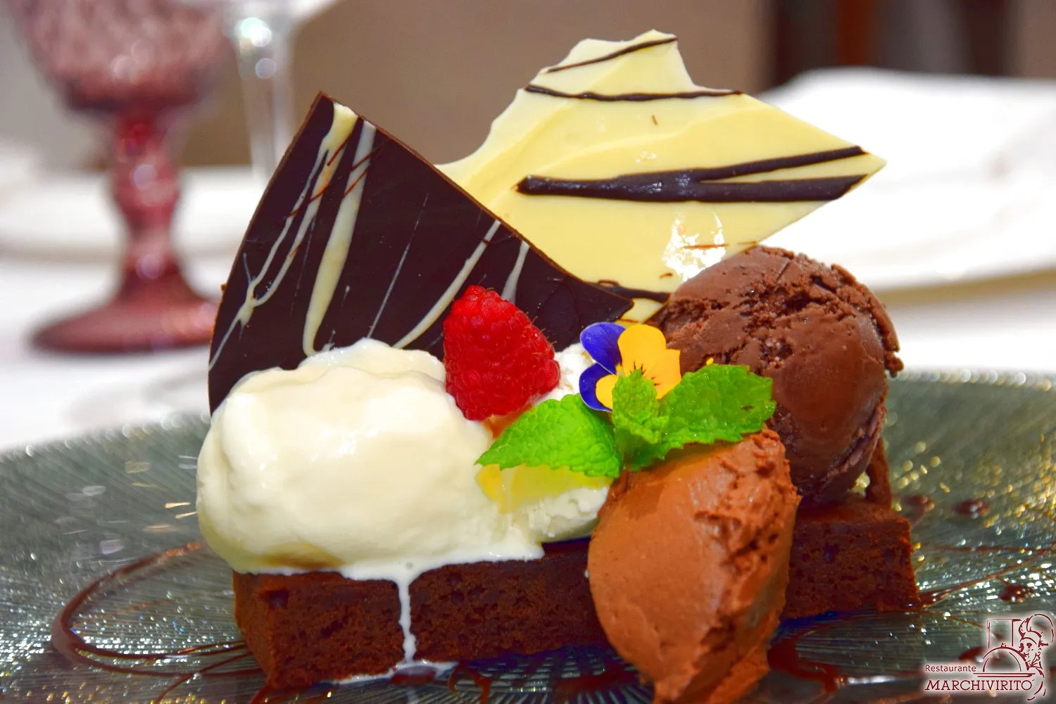 Postre de chocolate con helado y frutos rojos