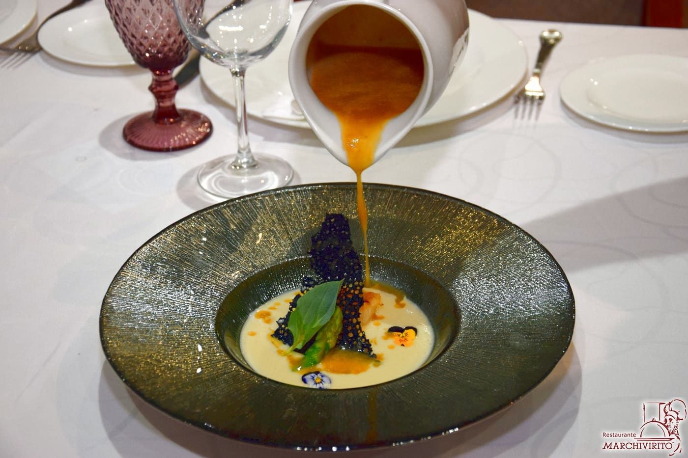 Rape con sopa de ajo y confitura de tomate